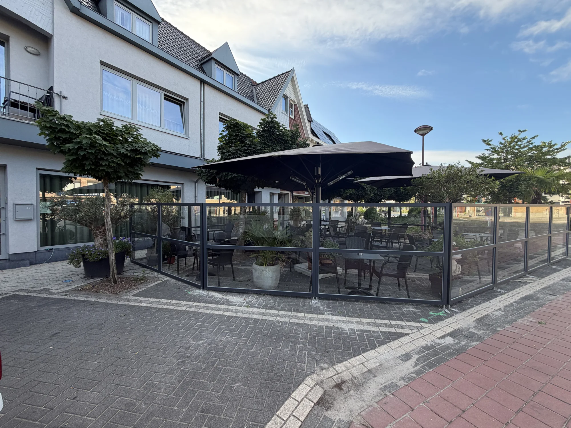 Glaswanden bij een terras na professionele reiniging – realisatie 2