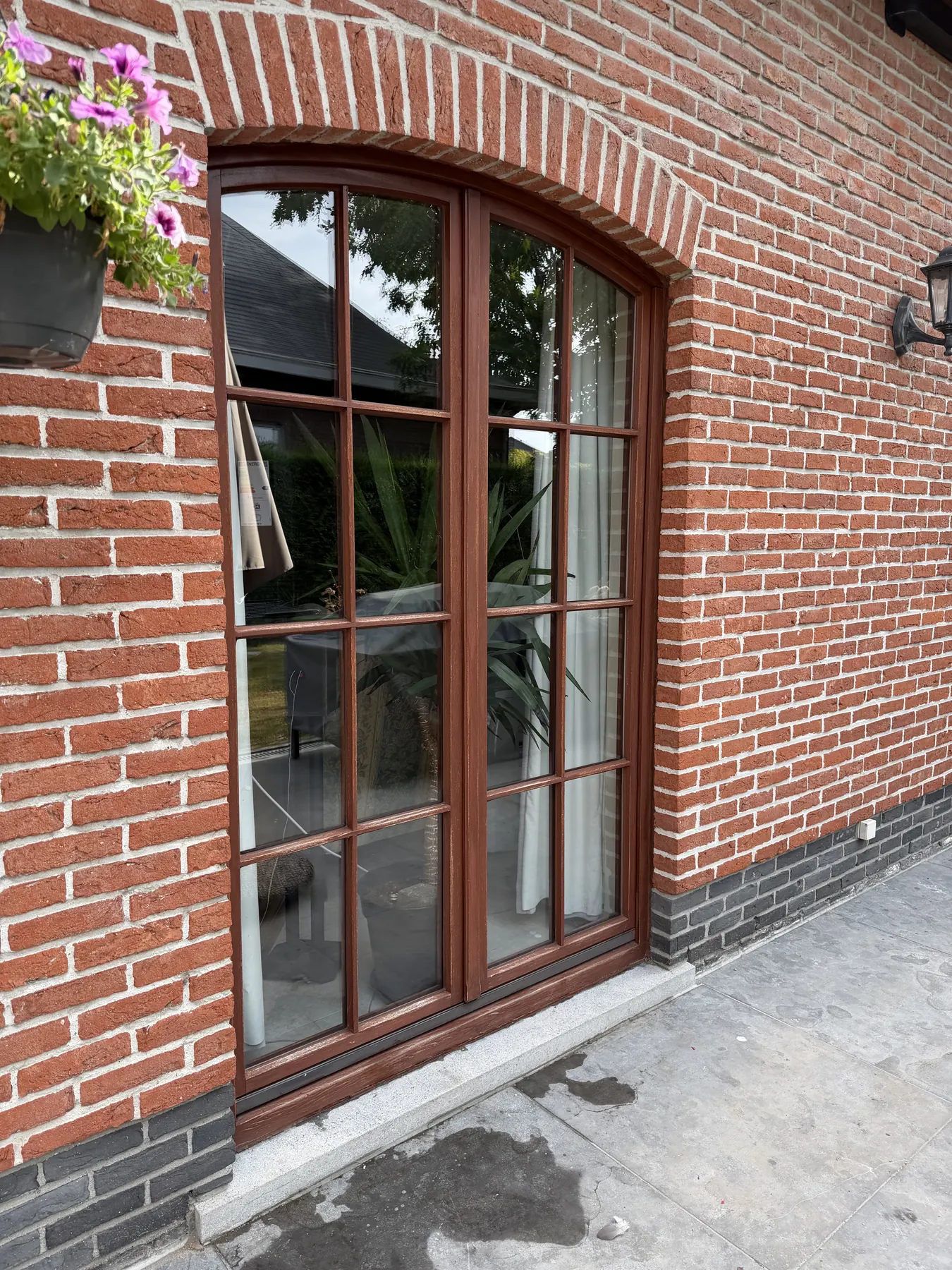 Helder gereinigd raam aan een woning