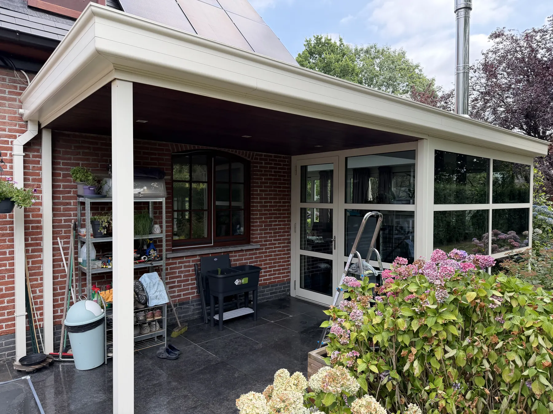 Verzorgde veranda aan een terras